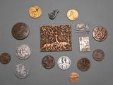 beaucoup de pièces qui sont sur la table