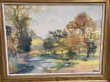 une peinture à l'huile représentant une rivière dans une zone boisée, avec des arbres au premier plan