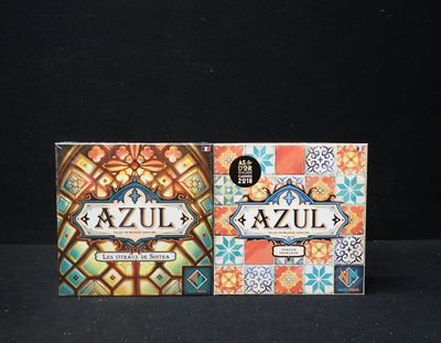 Deux boîtes d'Azul sont posées sur une surface noire
