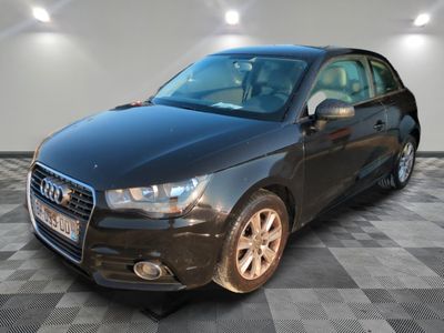 une image d'une voiture audi noire dans une salle d'exposition