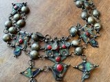 une photo en gros plan d'un collier posé sur une surface en bois