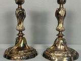 paire de chandeliers anciens en laiton sur fond blanc