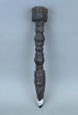 une sculpture en bois représentant un homme tenant un couteau