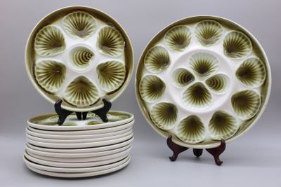 deux assiettes sont empilées l'une sur l'autre sur une table