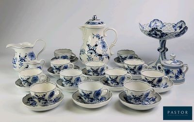 beaucoup de vaisselle et de tasses bleues et blanches sur la table