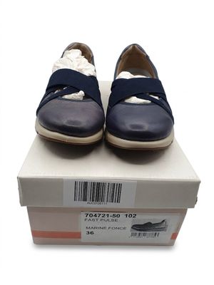 une paire de chaussures bleues et blanches posée sur une boîte