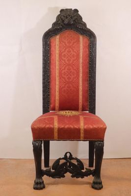 une chaise rouge et noire posée sur un parquet