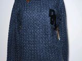 une photo d'un pull bleu orné d'un nœud
