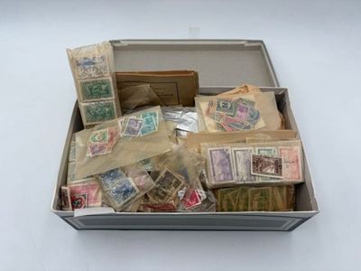 MONDE réunion de timbres en vrac.