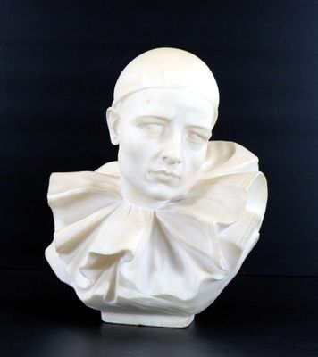 un buste blanc représentant une femme coiffée d'un chapeau