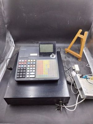 une calculatrice posée sur une table en métal