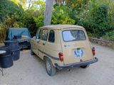 une petite voiture garée à côté d'une poubelle