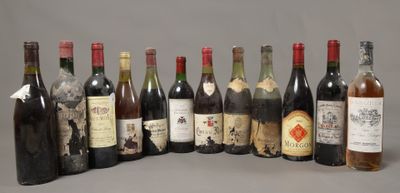 plusieurs bouteilles de vin sont alignées sur une table
