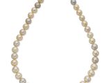 un collier de perles blanches avec un fermoir en or sur fond blanc