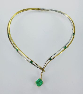 un collier en or et émeraudes orné d'une pierre verte de forme carrée
