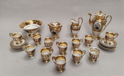 de nombreux objets en or et en argent posés sur la table