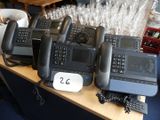 beaucoup de téléphones posés sur la table
