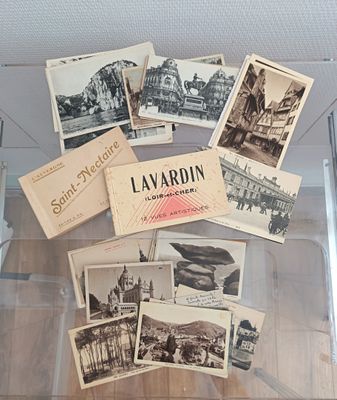 de nombreuses cartes postales anciennes exposées dans une vitrine