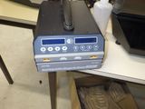 un boîtier sur lequel se trouve une télécommande
