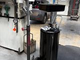 une image d'un homme travaillant sur une machine dans un garage