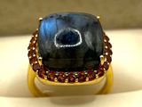 l'image d'une bague contenant une pierre bleue