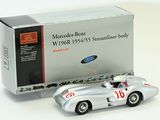 une maquette argentée d'une voiture de course devant un stand