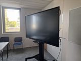 un téléviseur à écran plat posé sur un support dans une pièce