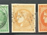 quatre timbres de couleurs différentes, de tailles et de formes variées