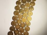 une pile de pièces d'or posée sur une surface blanche