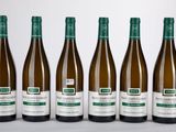 six bouteilles de vin blanc alignées