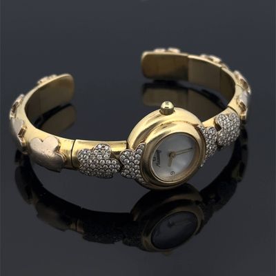 un bracelet en or avec un cadran blanc orné de diamants