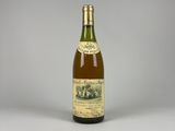 l'image d'une bouteille de vin posée sur une table
