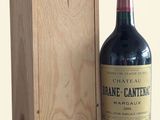 une bouteille de vin posée à côté d'une caisse en bois