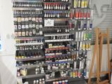 un vaste choix de peintures et autres produits de peinture dans un magasin