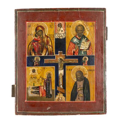 une vieille icône en bois représentant le crucifix de Jésus et d'autres icônes religieuses
