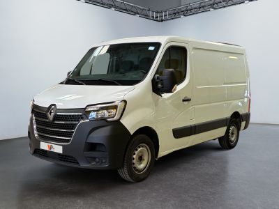 la photo d'une camionnette blanche garée dans un garage