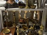 une étagère sur laquelle sont disposés de nombreux objets anciens