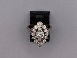 une image d'une bague en diamant sur fond blanc