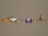 Plusieurs types de bijoux sont exposés sur une table