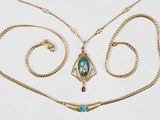 un collier en or sur lequel est gravée l'image d'une femme