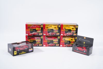 cinq boîtes de petites voitures rouges et jaunes posées sur une surface blanche