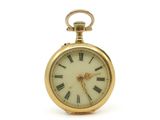 une montre de poche en or avec des chiffres romains sur le cadran