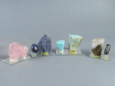 Plusieurs types de cristaux sont exposés sur des blocs de verre