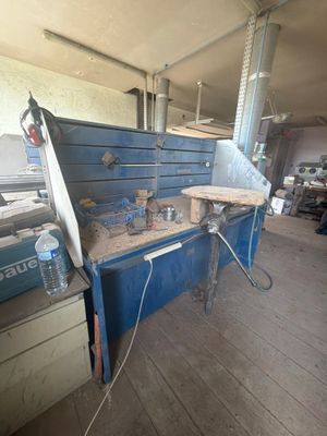 une image d'un établi dans un garage