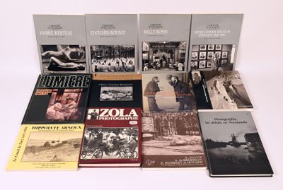 plusieurs livres sont posés sur une surface blanche avec un fond blanc