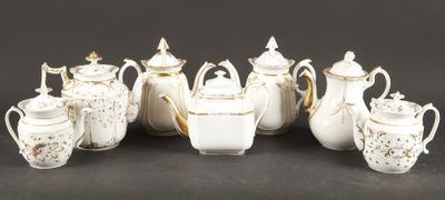 un ensemble de théières et de cafetières blanches et dorées