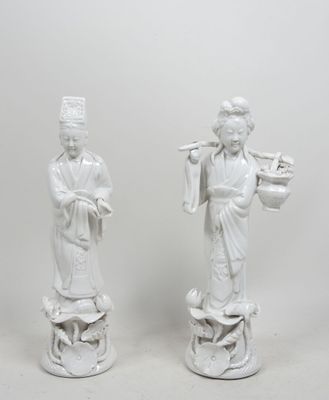 paire de figurines en porcelaine blanche représentant une femme et un homme