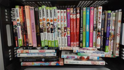 une caisse en plastique noire remplie de DVD et de livres