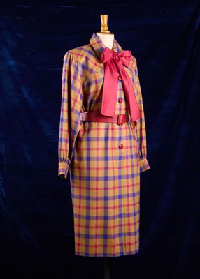 une photo d'une robe et d'une veste sur un mannequin