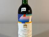 une bouteille de vin posée sur une table